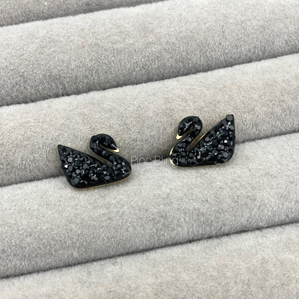Swan ear stud (black)